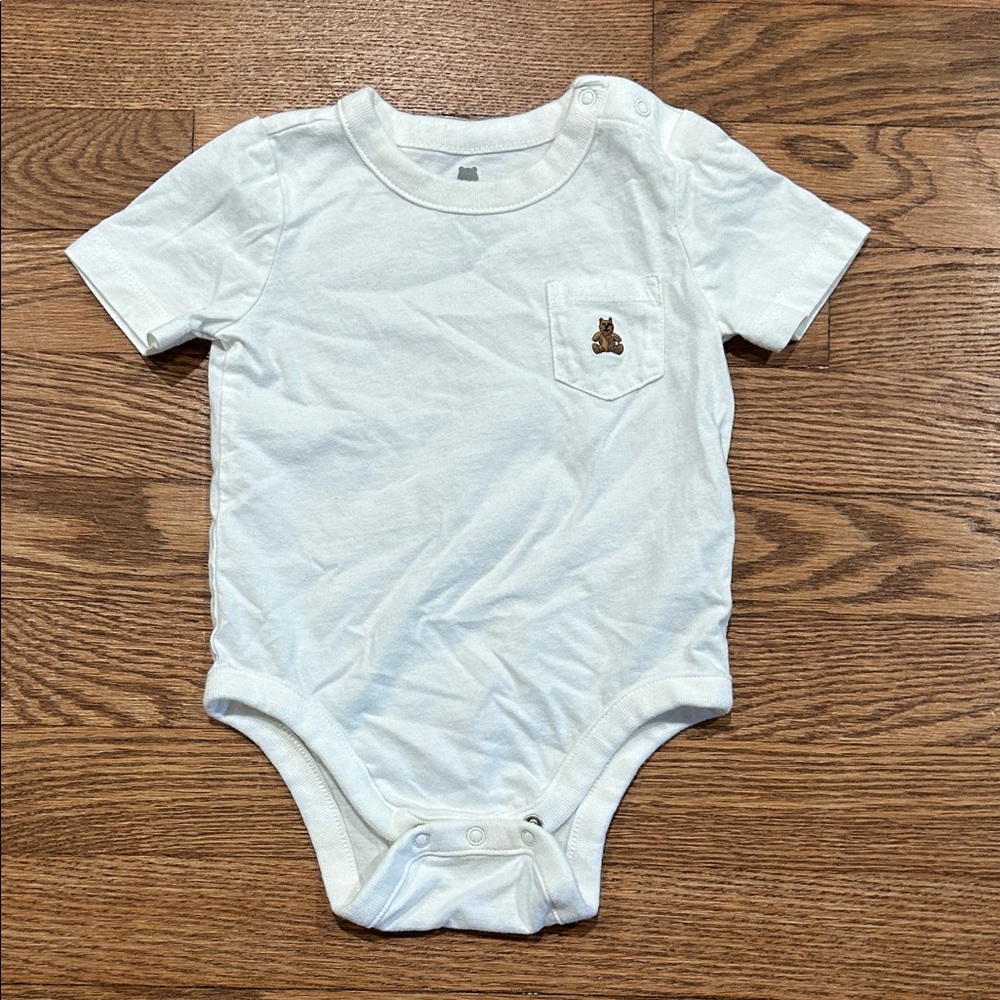 GAP White Short Sleeve Baby Onesie with Tiny Brown Bear Patch